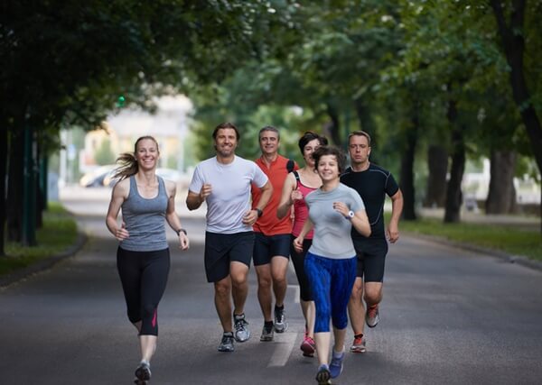 Közösségi futás előnye, társaság, motiválás, tapastalatok megosztása.
